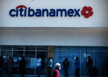 Fitch pone en observación negativa calificaciones de Banamex