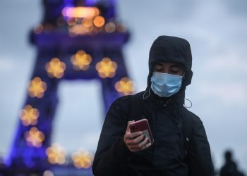 Francia roza el récord diario de contagios de COVID-19 con más de 328 mil casos