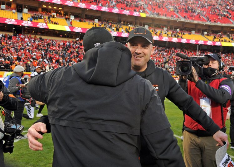 Kansas City (United States), 27/01/2022.- Cincinnati Bengals head coach Zac Taylor hugs another coach after the overtime win in the AFC Championship playoff game against the Kansas City Chiefs at Arrowhead Stadium in Kansas City, Missouri, USA, 30 January 2022. (Estados Unidos) EFE/EPA/DAVE KAUP