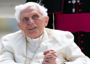 Benedicto XVI examinará el informe sobre abusos y expresa cercanía a víctimas
