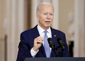 Biden anuncia más tests gratuitos y médicos militares por ómicron
