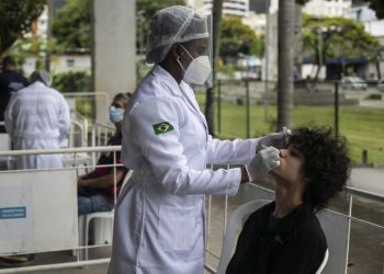 Promedio de casos de COVID en Brasil es récord por quinto día consecutivo