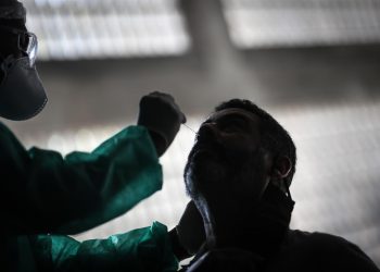 Brasil registra su tercer récord seguido de casos de COVID