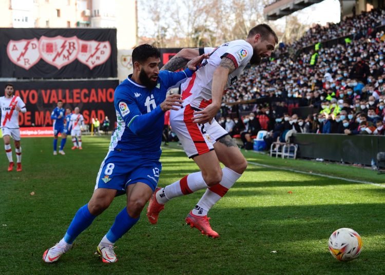 MADRID, 09/01/2022.- El defensa montenegrino del Rayo Vallecano Esteban Saveljich (d) se enfrenta al delantero galo del Real Betis Nabil Fekir (d) durante el partido de la jornada 20 de LaLiga Santander de fútbol disputado este domingo en el Estadio de Vallecas, en Madrid. EFE/Víctor Lerena