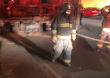 Vuelca camioneta con juguetes en Marina Nacional