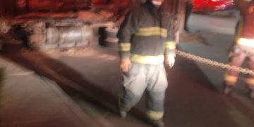 Vuelca camioneta con juguetes en Marina Nacional