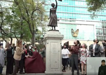 Sheinbaum y Gutiérrez Müller develan estatuas del “Paseo de las Heroínas” en Reforma