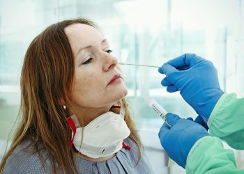 ¿Me pueden despedir en caso de negarme a hacerme una prueba COVID o vacunarme?