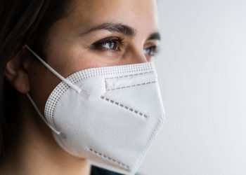 Ante alto contagio por ómicron, lo ideal es utilizar cubrebocas tricapa: especialista