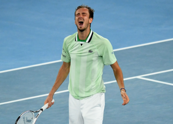 Medvedev se impone a Aliassime y se verá con Tsitsipas en semifinales