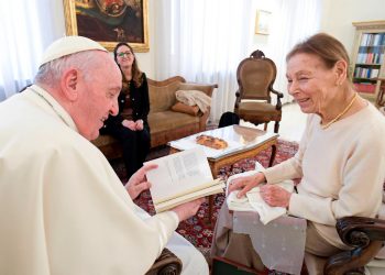 El papa se reúne con una superviviente del Holocausto