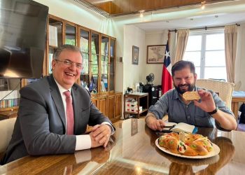 Marcelo Ebrard y Gabriel Boric comparten Rosca de Reyes en Chile
