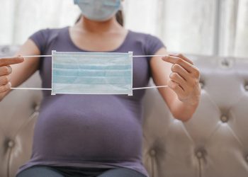COVID conlleva más riesgos al final del embarazo, sugiere estudio