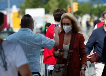 España registra récord de contagios diarios de COVID-19