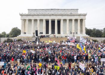 Protestan en Washington contra obligatoriedad del uso de cubrebocas y de vacunas