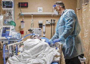 Estados Unidos registra nuevo récord de hospitalizaciones por COVID-19