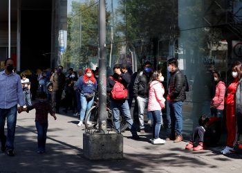 CDMX registra largas filas para realizarse pruebas COVID en clínicas privadas