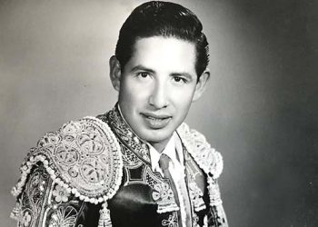 Antonio Velázquez, se salvó del toro, no del destino.