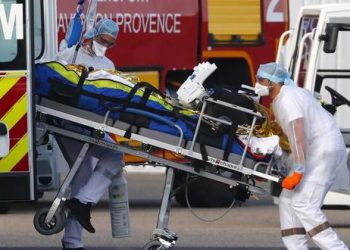 Hospitalizaciones por COVID continúan a la alza en Francia