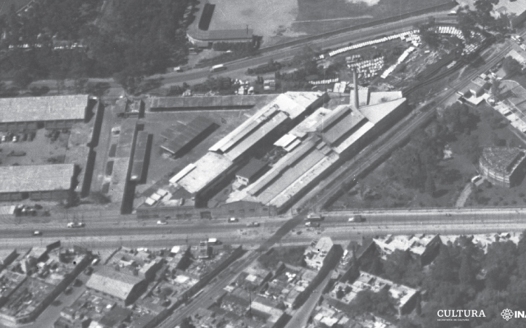 La Fábrica Nacional de Vidrio hacia 1958 Cita Bosque de Chapultepec, 1958 Fondo Aerofotográfico Oblicuas Acervo Histórico Fundación ICA