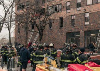 Al menos 19 muertos deja incendio en edificio de Nueva York