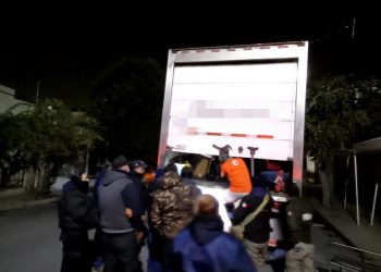 INM intercepta tráiler que trasladaba a 65 migrantes