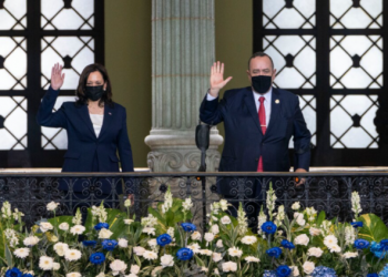 Kamala Harris pide al presidente de Guatemala combatir la corrupción