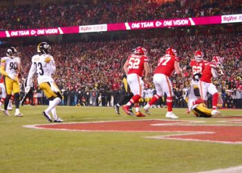 Kansas City vence 42-21 a Pittsburgh y avanza en los Playoffs de la NFL