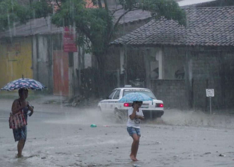 11006285. Tecpan de Galeana, Guerrero.- El Sistema Meteólogico Nacional, informó que el frente frío número cuatro se ha disipado en el canal de Yucatán, así como el frente frío número cinco ingresó esta madrugada por el extremo norte del país, asociado con una baja presión en niveles medios y bajos, lo cual origino fuertes precipitaciones pluviales en el municipio de Tecpan de Galeana,. NOTIMEX/FOTO/EDGAR DE JESUS/FRE/ENV/