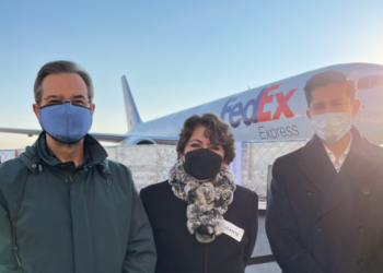 Arriba a México lote de vacunas contra COVID-19 para maestros