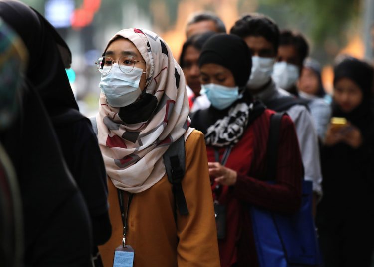 Passengers wear masks to prevent the outbreak of a new coronavirus at a bus station in Kuala Lumpur, Malaysia, January 31, 2020. REUTERS/Lim Huey Teng