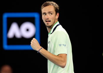 Medvedev se impone a Tsitsipas y enfrentará a Nadal en la gran final de Australia