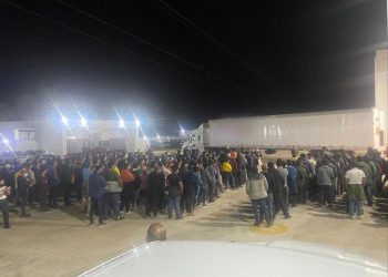 Aseguran a 359 migrantes que viajaban en un tractocamión