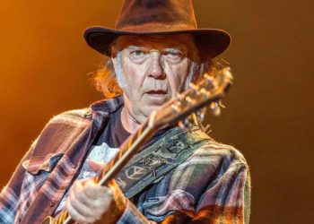 Neil Young retira su música de plataforma por desinformación sobre las vacunas contra COVID
