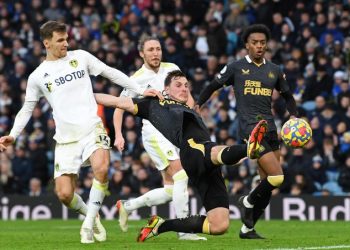 Newcastle vence al Leeds United y se aferra a la salvación
