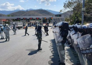 Impiden a padres de los 43 tomar caseta en Guerrero