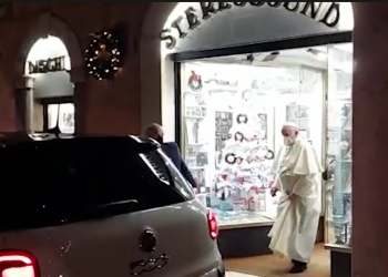 El papa sale del Vaticano para ir a una tienda de discos