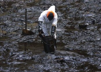 Aumentan a 24 las playas contaminadas por derrame de petróleo en Perú