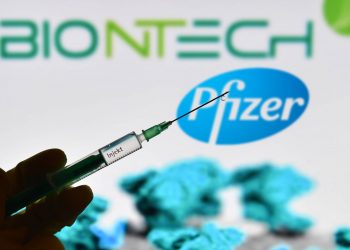 Pfizer y BioNTech inician ensayos clínicos de vacuna contra variante Ómicron