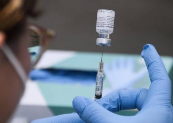 Pfizer inicia la prueba clínica de vacuna contra ómicron