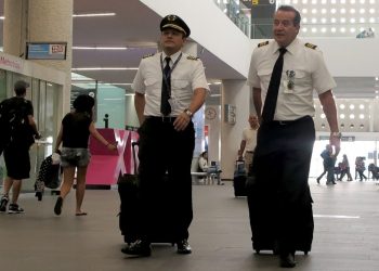 Al menos 55 vuelos cancelados por COVID-19