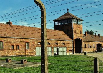 La OTAN insta a honrar la memoria de las víctimas del Holocausto