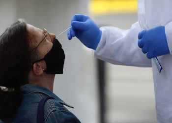 Gobierno capitalino y Cámaras empresariales acuerdan no pedir pruebas COVID a empleados