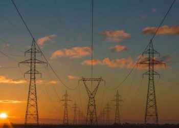 La CFE no puede seguir fracturada; reforma eléctrica evitará un “futuro de velas”: Domínguez