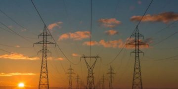 La CFE no puede seguir fracturada; reforma eléctrica evitará un “futuro de velas”: Domínguez