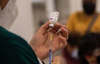 No es necesario esperar para vacunarse tras contagio de COVID-19: UNAM