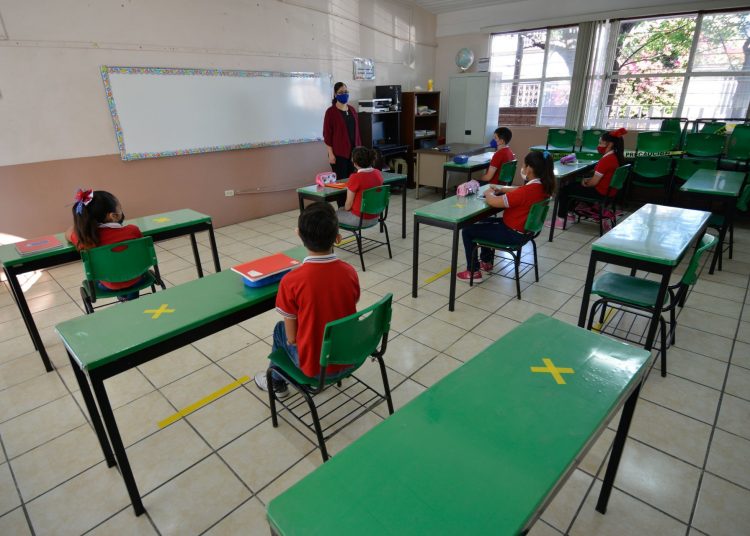 SALTILLO, COAHUILA, 17MAYO2021.- 70 escuela de educación básica regresaron a clases presenciales luego de que este estado entrará a semáforo verde de la alerta epidemiológica por el Covid-19. Se estima que hoy regresaron alrededor 19 mil alumnos a las aulas, entre las medidas sanitarias pertinentes; como el uso de gel antibacterial, la medición de temperatura, el uso de cubrebocas, y la sana distancia. Esta iniciativa forma parte de un plan piloto que contempla la asistencia reducida de alumnos, entre 8 y 10 estudiantes por salón, y sólo estarán media jornada escolar. 
FOTO: ALEJANDRO RODRÍGUEZ/CUARTOSCURO.COM