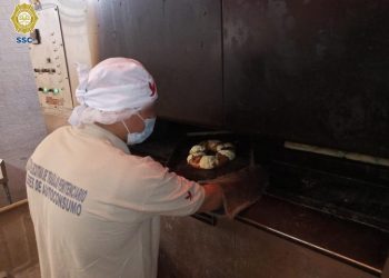 Reos elaboran Rosca de Reyes para obsequiar a comedores populares