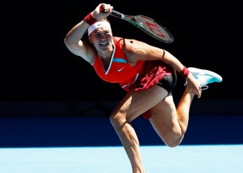 Halep con convicción y Sabalenka remonta de nuevo para avanzar a octavos en Australia