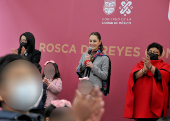 Sheinbaum parte la tradicional rosca de Reyes en estancia infantil